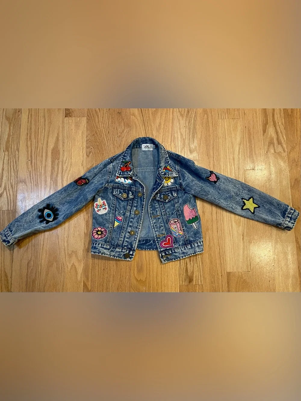 LOLA AND THE BOYS - ALL ABOUT THE PATCH CROP DENIM JACKET
